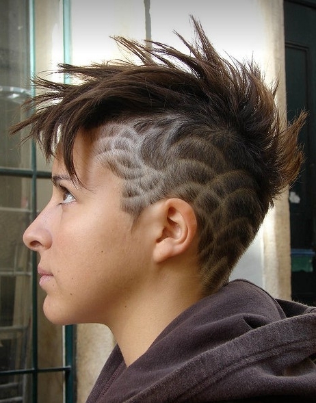 wygolony bok cieniowanej fryzury krótkiej, wzorki, uczesanie damskie zdjęcie numer 95A